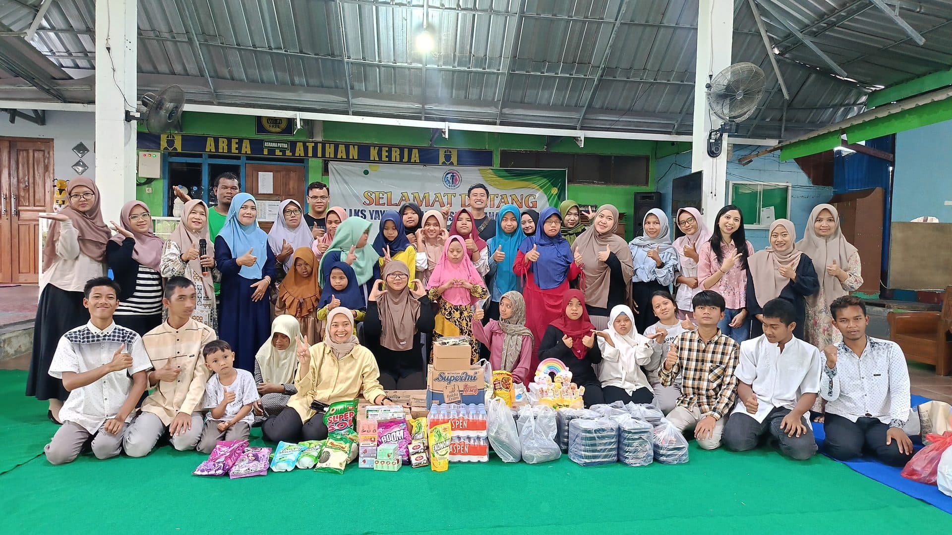 Anak asuh, pengurus, dan tamu berfoto bersama di Panti Asuhan Asih
