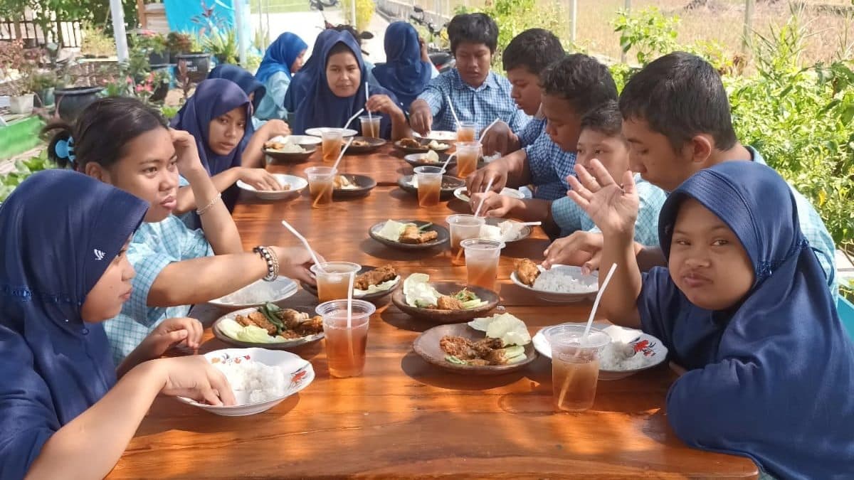 Anak-anak makan bersama